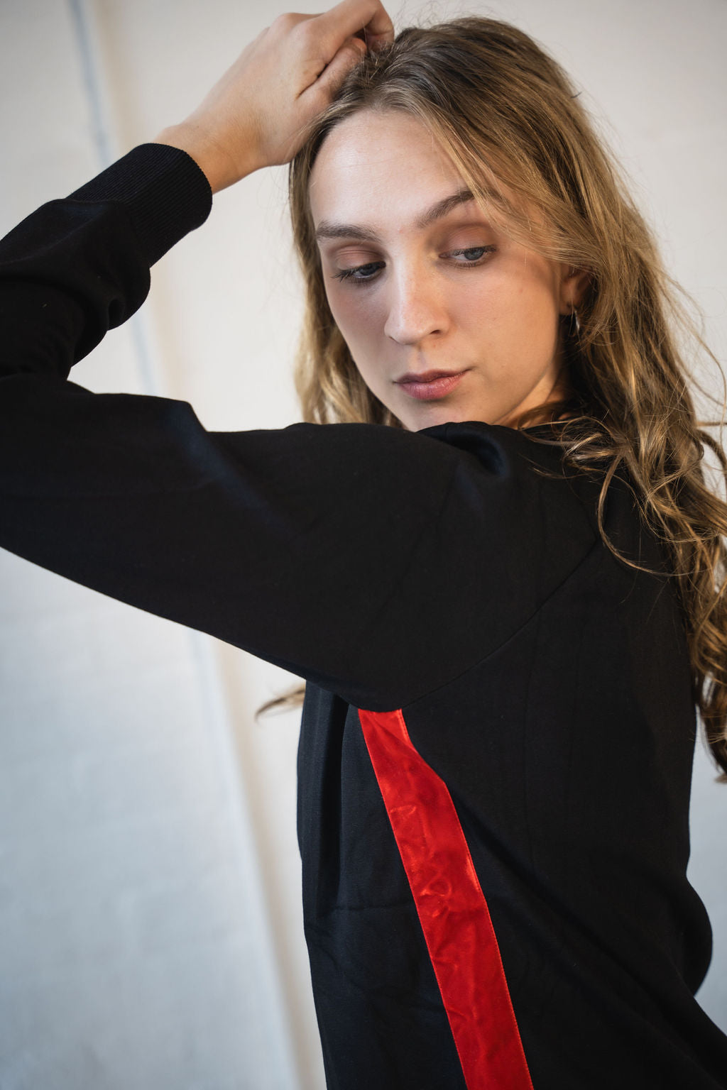 VELOUR STRIP SWEATSHIRT - BLACK/RED